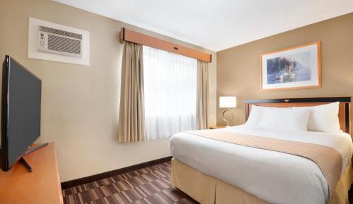  One Queen Bed and One Double Bed (Pool Level)