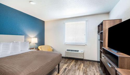 Queen Room  with Roll-In Shower - Disability Access/Non-Smoking