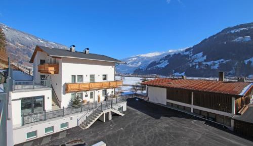 Apartment with Mountain View