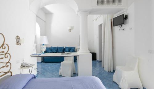 Classic Triple Room with Partial Sea View
