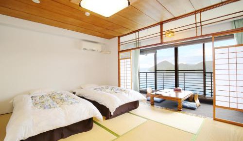 Japanese-Style Twin Room with 2 Western Beds and Lake View - Non Smoking