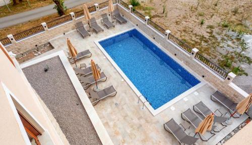 Apartment with Pool View 