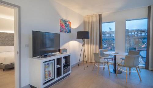 Interconnecting Townhouse Suite