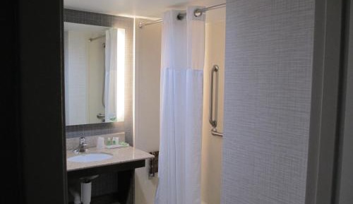 King Room - Hearing Accessible - Roll-in Shower
