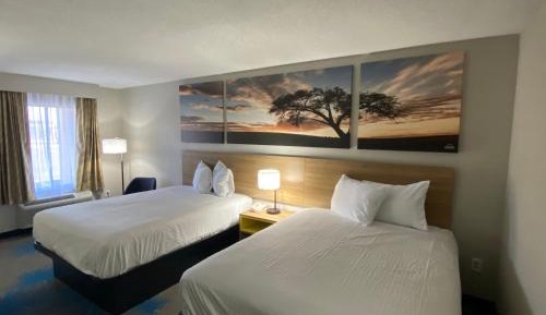 Queen Room with Two Queen Beds and Bath Tub - Mobility Accessible/Non-Smoking