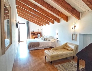 Deluxe Queen Suite