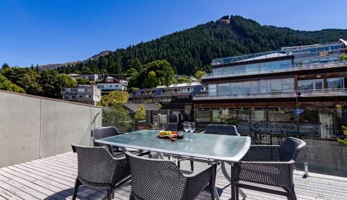 Apartment 7 with Mountain View