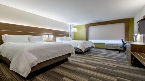 Standard Queen Room with Two Queen Beds - Extra Floor Space