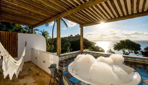 Panoramic suite with hot tub with balcony and sea and sunset view