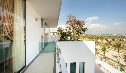 Elegance Triple with Balcony and Sea View