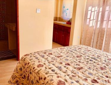 Deluxe Queen Suite