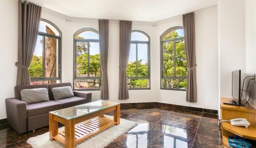 Apartment with Mountain View