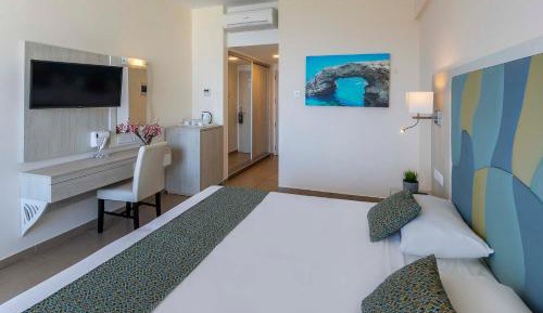 Double or Twin Room with Sea View