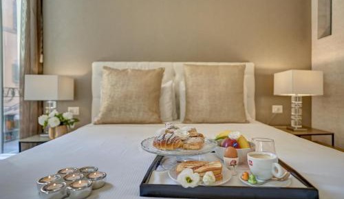 Superior Double Room-Via del Corso with balcony