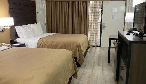 Standard Queen Room with Pool View - Non-Smoking