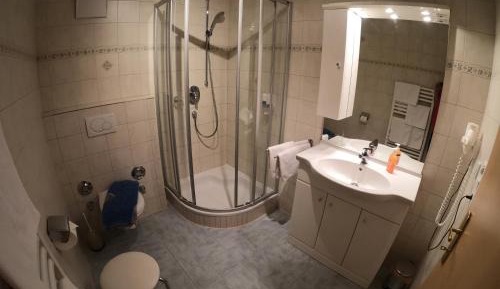 One-Bedroom Apartment with extra room and large single bed