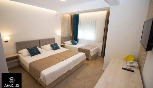 Deluxe Room (2 Adults + 1 Child)