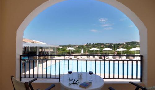 Apartment with Pool View 