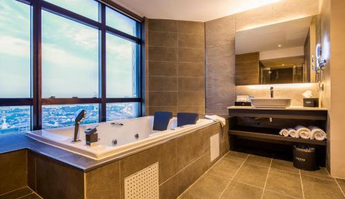 Honeymoon Suite