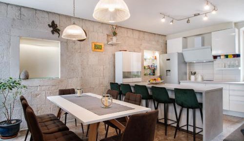 Luxury Three-Bedroom Apartment
