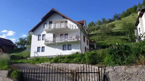 Apartment with Mountain View