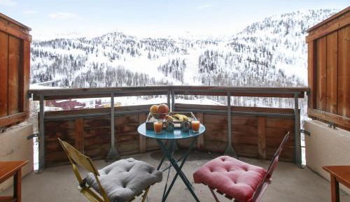 Select One-Bedroom Apartment (5 People)