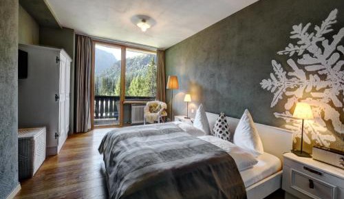 Superior Double Room with Balcony and Mountain View