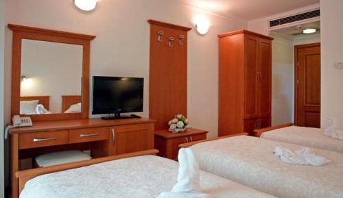 Triple Room with Balcony and Lake View