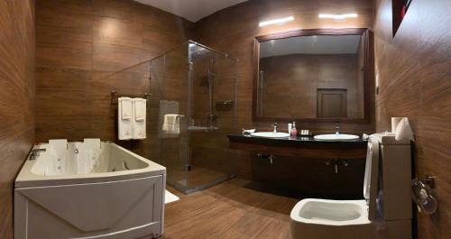 Suite with Hot Tub
