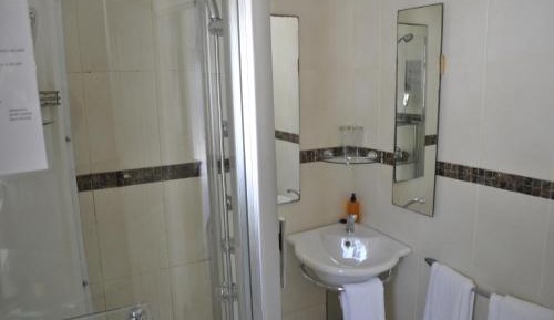 Deluxe Double Room (2 Adults + 1 Child)