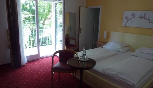 Double Room with Balcony and Garden View