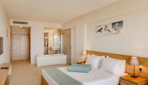 Deluxe Double Room with Balcony and Sea View