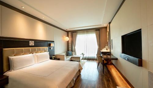 Deluxe King Room Bed with 15% discount on food, beverages, laundry and spa