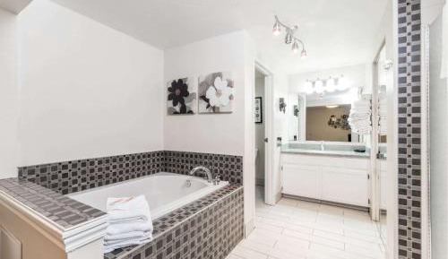 Deluxe King Room with Jetted Tub - Non-Smoking