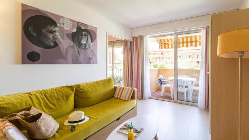 One-Bedroom Apartment with Alcove (Saturday)