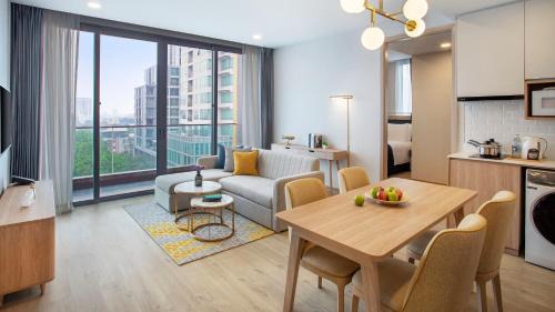One-Bedroom Corner King Suite