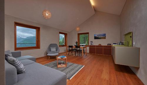 Apartment with Mountain View