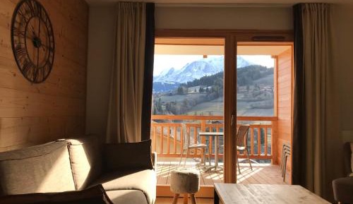 Apartment with Mountain View
