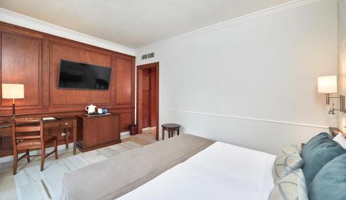 Double or Twin Room (2 Adults + 1 Child)