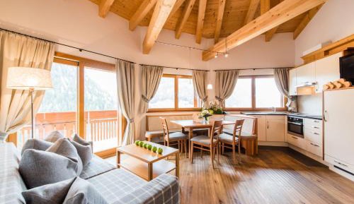 Two-Bedroom Apartment (5 Adults) with Balcony