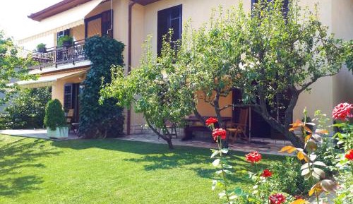 Apartment with Garden View