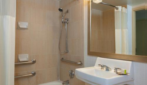 Double Bed with Bath Tub - Disability Access/Non-Smoking 