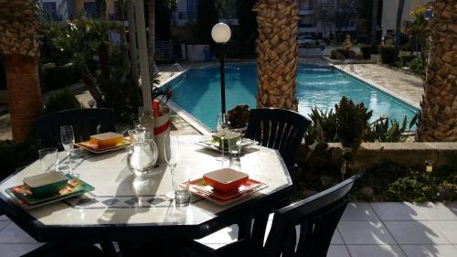 Apartment with Pool View 