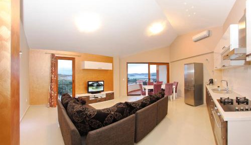 Three-Bedroom Apartment with Balcony and Sea View