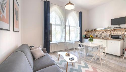 Apartment with Mountain View