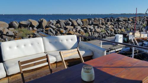 Boat (up to 4 adults)