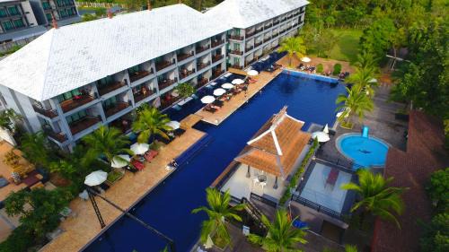  Deluxe Pool View 