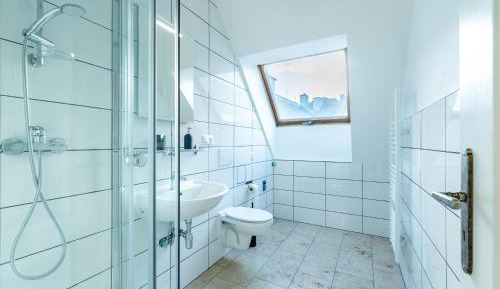 Large Double Room with Shared Bathroom