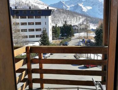 Apartment with Mountain View
