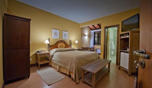 Deluxe Queen Suite